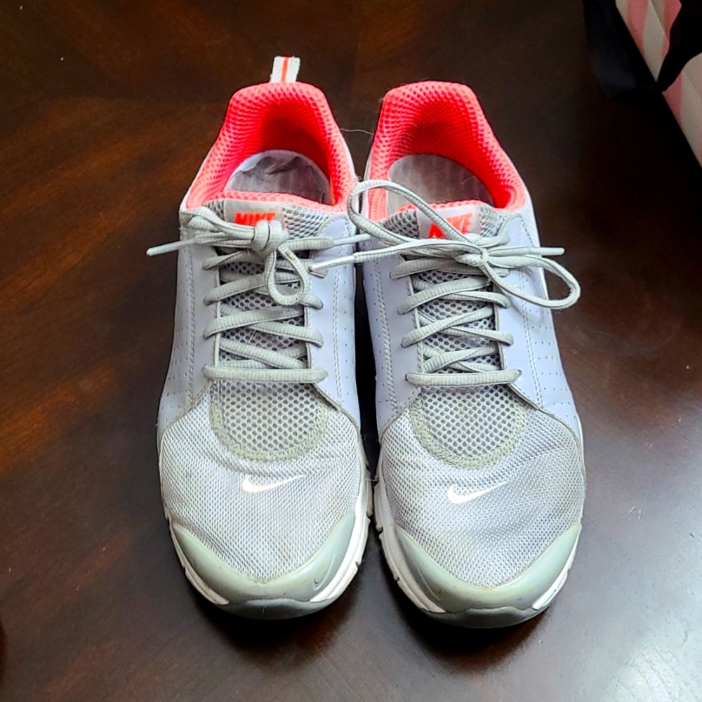 Size 8 Nike tennis shoes